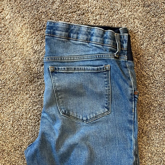 Old Navy Maternity Jean Medium Wash - Picture 5 of 5